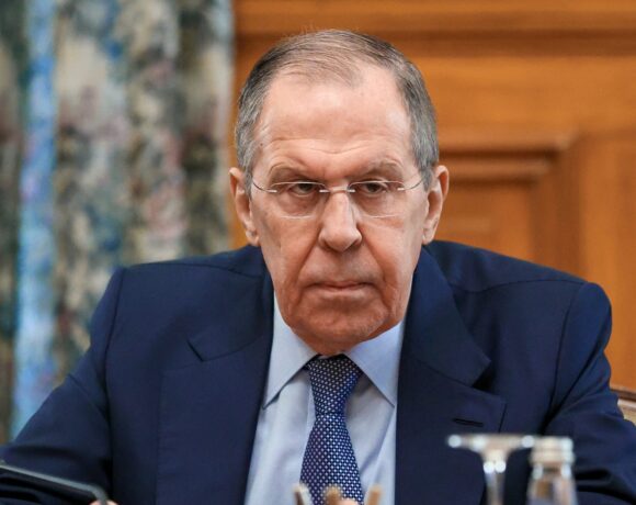 Λαβρόφ: Κατηγορεί τον Ζελένσκι για αδιαλλαξία που υποστηρίζει η Δύση επειδή τη βολεύει