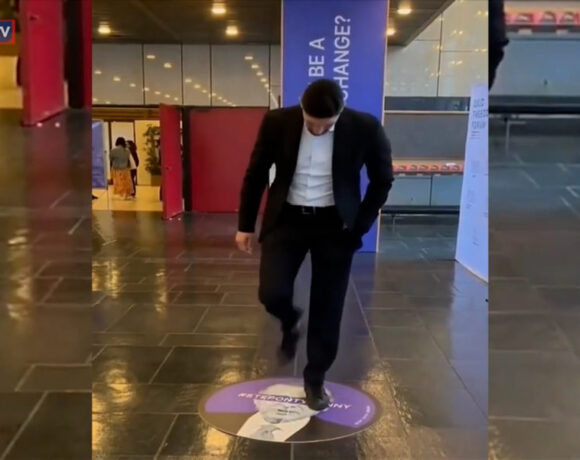 Ποδοπάτησε τη φωτογραφία του Ταγίπ Ερντογάν ο τούρκος μπασκετμπολίστας του ΝΒΑ Ενές Καντέρ
