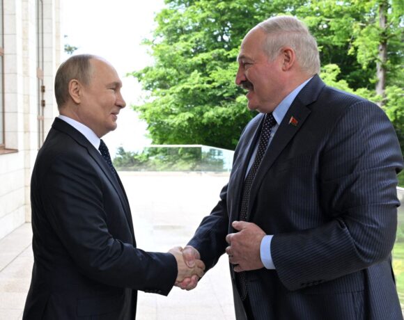 Πούτιν: Υποστηρίζει ότι η Ρωσία «αντέχει τις επιπτώσεις των κυρώσεων» παρά τις δυσοίωνες προβλέψεις