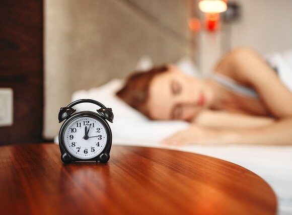 Πόσες ώρες είναι ο «ιδανικός» ύπνος για έναν μεσήλικα; Οι επιστήμονες απαντούν