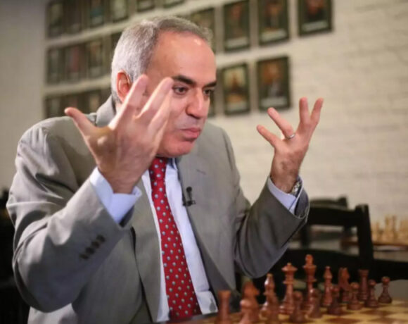 Ρωσία: Οι πολέμιοι του Κρεμλίνου Γκάρι Κασπάροφ και Μιχαήλ Χοντορκόφσκι χαρακτηρίστηκαν «ξένοι πράκτορες»