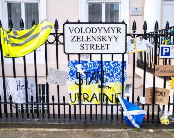 Σκωτία: Μετονόμασαν δρόμο σε «Βολοντίμιρ Ζελένσκι» για να δείξουν τη στήριξή τους στην Ουκρανία