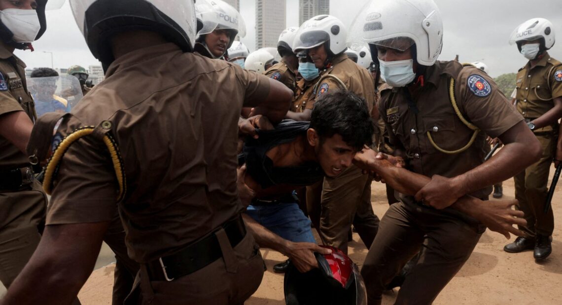 Σρι Λάνκα: Η Αστυνομία πήρε εντολή να περάσει «στην επίθεση» για να αποφευχθεί «η αναρχία»