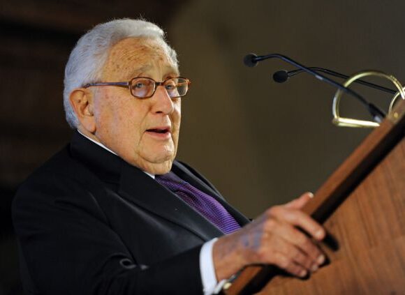 Χένρι Κίσινγκερ: Η Ουκρανία να δώσει εδάφη στη Ρωσία για να τελειώσει ο πόλεμος