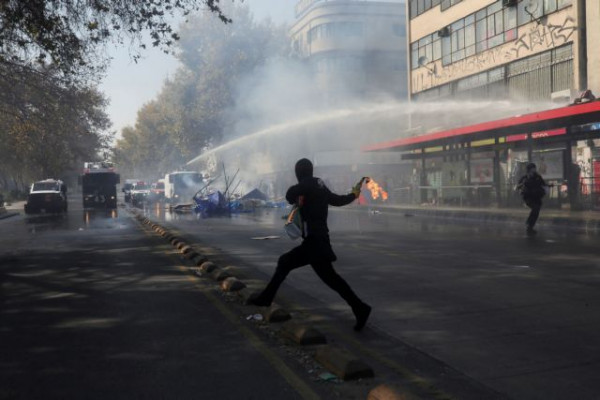 Χιλή: Τρεις τραυματίες από σφαίρες σε διαδήλωση για την Πρωτομαγιά
