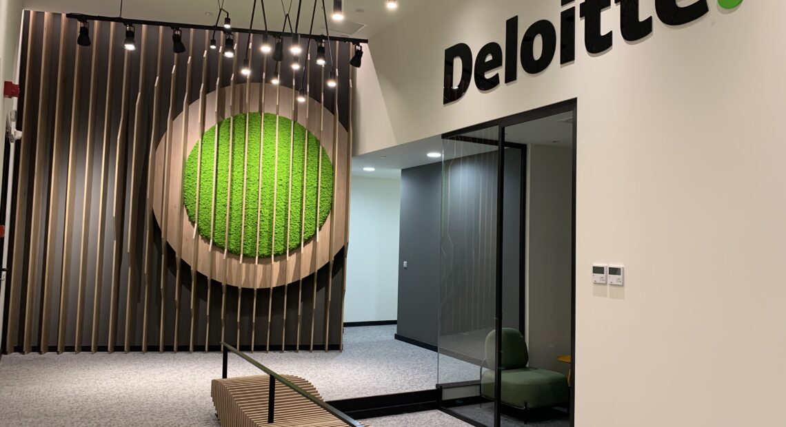 Deloitte: Οι εργαζόμενες γυναίκες αντιμετωπίζουν ανησυχητικά επίπεδα εργασιακής εξουθένωσης