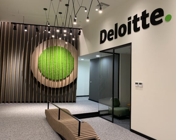 Deloitte: Οι εργαζόμενες γυναίκες αντιμετωπίζουν ανησυχητικά επίπεδα εργασιακής εξουθένωσης
