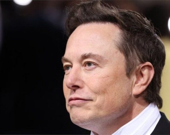 Elon Musk: «Προσωρινά σε αναμονή» η συμφωνία εξαγοράς του Twitter
