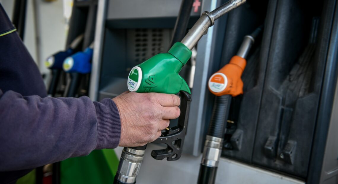 Fuel Pass: Πώς θα κάνετε την αίτηση για το επίδομα βενζίνης (vid)