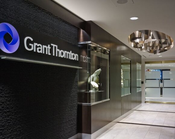Grant Thornton: 4ήμερη εργασία τον Αύγουστο χωρίς μείωση σε ωράριο και αποδοχές