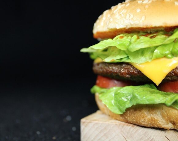 Mcdonald’s – Wendy’s: Tο μέγεθος των Burger μετράει και στις διαφημίσεις (και σηκώνει μηνύσεις)