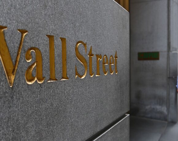 Wall Street: Πληθωρισμός και ύφεση βάζουν τέλος στα υπέρογκα μπόνους – Έρχονται απολύσεις