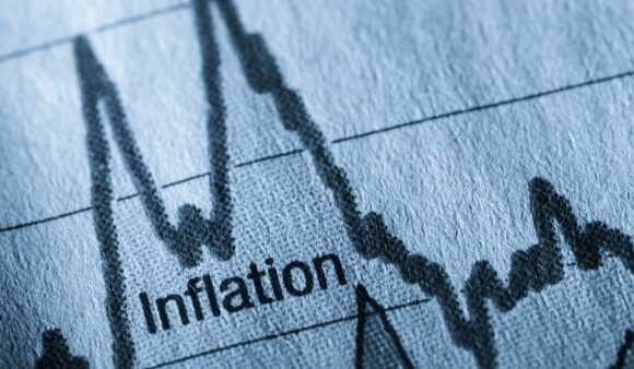 Bloomberg: Οι τρεις παράγοντες που προμηνύουν μείωση του πληθωρισμού