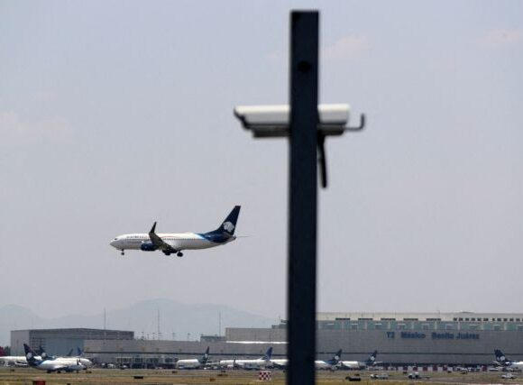 «Αγνοήστε την εξάντλησή σας και πετάξτε» – Σάλος με οδηγία αεροπορικής εταιρείας σε πιλότους