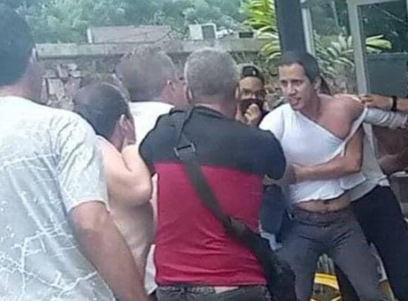 Βενεζουέλα: Ομάδα ατόμων προπηλακίζει τον Χουάν Γκουαϊδό κατά τη διάρκεια της περιοδείας του
