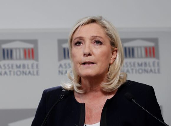 Γαλλία: Πέταξαν αβγά στη Μαρίν Λεπέν – Δείτε βίντεο