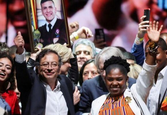 Γκουστάβο Πέτρο: Από αντάρτης, πρώτος αριστερός πρόεδρος της Κολομβίας