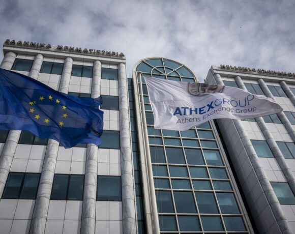 Επιλεκτικές κινήσεις στο Χρηματιστήριο Αθηνών – «Βλέπει» ξανά τις 900 μονάδες