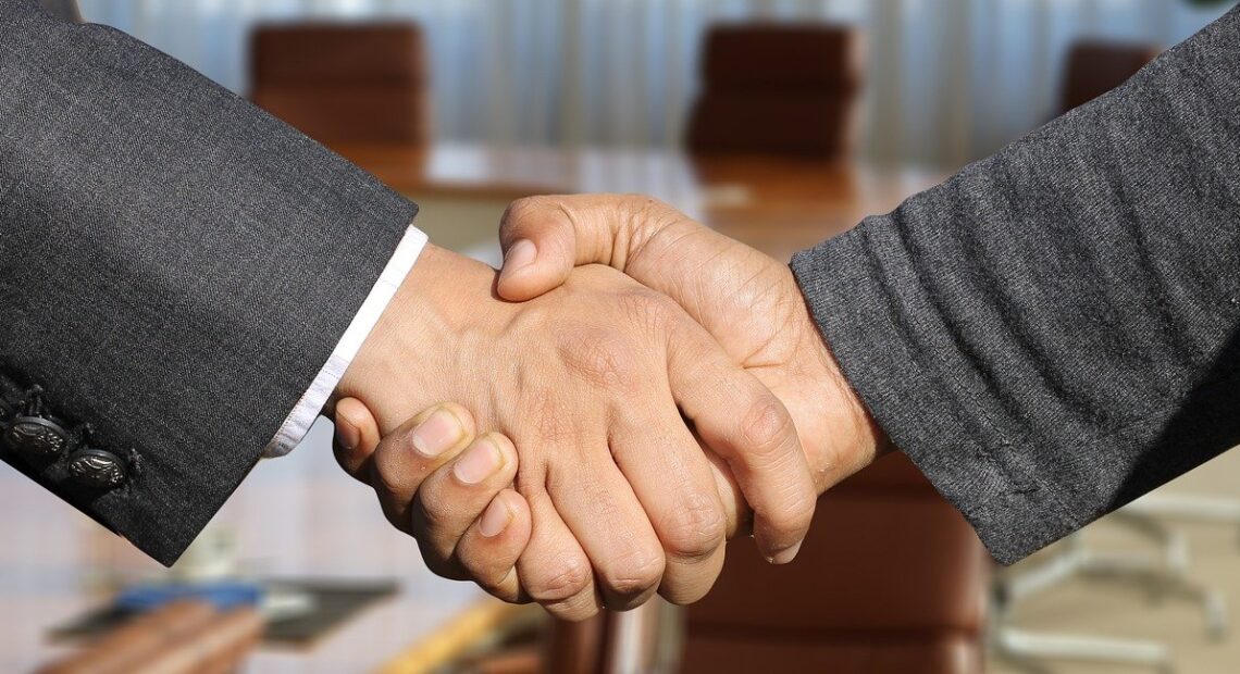 Επιστροφή στην κανονικότητα: Η πανδημία φεύγει, η χειραψία έρχεται