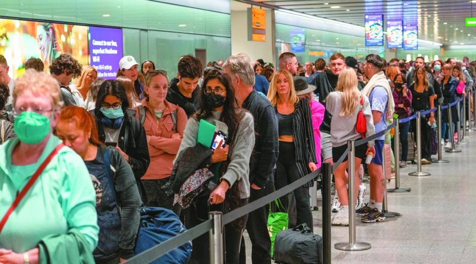 Ευρωπαϊκά αεροδρόμια: Συνεχίζεται το χάος – Ατελείωτες ουρές στην Ίμπιζα για ένα ταξί