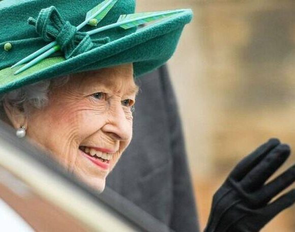 Η Ελισάβετ αν και αδιάθετη εμφανίστηκε στον Μπάκινχαμ