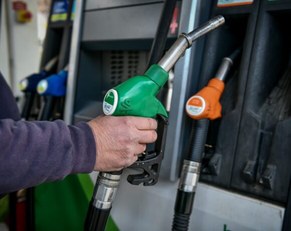 Καύσιμα: Νέα μέτρα προαναγγέλλει η κυβέρνηση για να ανακόψει την ακρίβεια