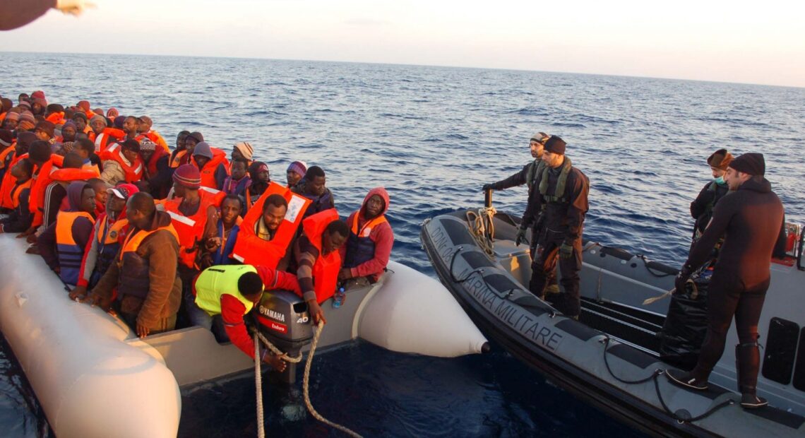 Λιβύη: Μία έγκυος έχασε τη ζωή της, 22 άνθρωποι αγνοούνται μετά τη βύθιση σκάφους με πρόσφυγες
