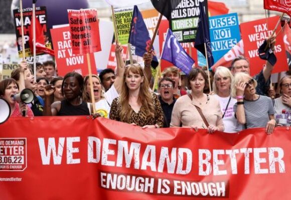 Μεγάλη διαδήλωση στο Λονδίνο για την εκτίναξη του κόστους ζωής στα ύψη