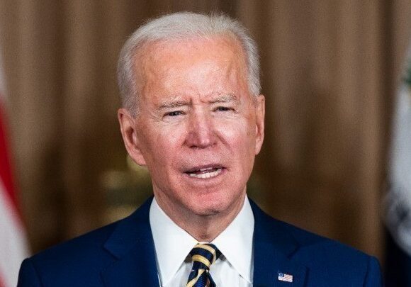 Μπάιντεν: Ανακοινώνει νέα μέτρα που αντισταθμίζουν τις αυξήσεις στη βενζίνη