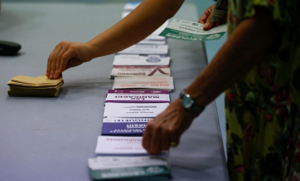 Νέα μάχη δίνουν Μακρόν και Μελανσόν την Κυριακή στις κάλπες