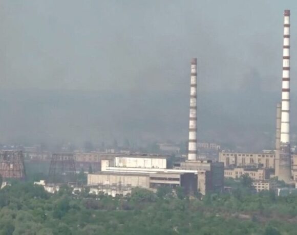 Ουκρανία: Βομβαρδισμός στο εργοστάσιο Αζότ στο Σεβεροντονέτσκ προκαλεί διαρροή πετρελαίου και φωτιά