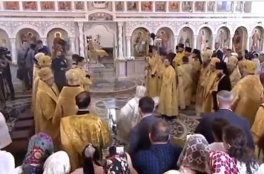 Πατριάρχης Κύριλλος: Έπεσε την ώρα της λειτουργίας – Δείτε το βίντεο