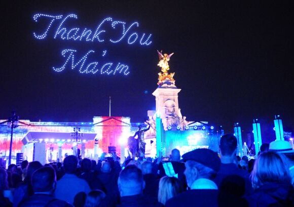 Πλατινένιο Ιωβηλαίο: Τα τρυφερά λόγια του Καρόλου για τη βασίλισσα και η λαοθάλασσα στο παλάτι