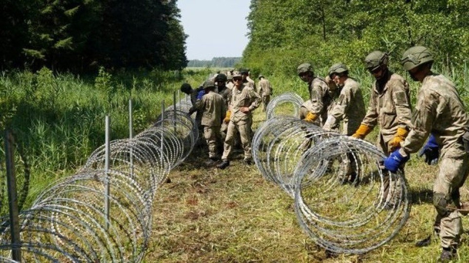Πολωνία: Oλοκληρώνεται ο φράχτης στα σύνορα με τη Λευκορωσία