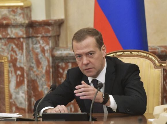 Ρωσία: Ο πρώην πρόεδρος Μεντβέντεφ επιτίθεται στους «έκφυλους» και «μπάσταρδους», που θέλουν «νεκρή» την Ρωσία