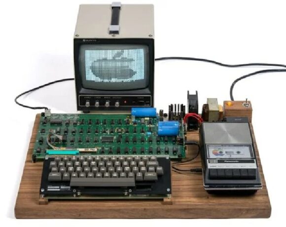 Σπάνιος Apple 1 με την υπογραφή του Steve Wozniak βγαίνει σε δημοπρασία