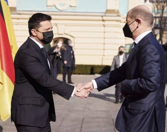 Τηλεφωνική συνομιλία Σολτς – Ζελένσκι: «Πρέπει να γίνει το παν για την εξαγωγή των ουκρανικών σιτηρών»