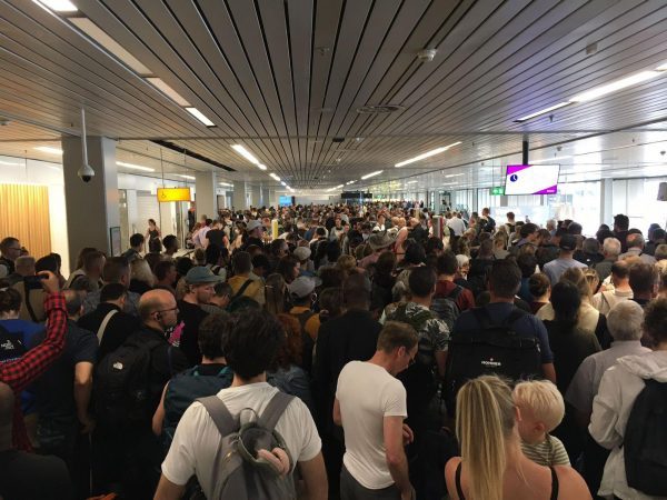 Τουρισμός: Συνεχίζεται το χάος στα ευρωπαϊκά αεροδρόμια – Ατελείωτες ουρές στην Ίμπιζα για ένα ταξί