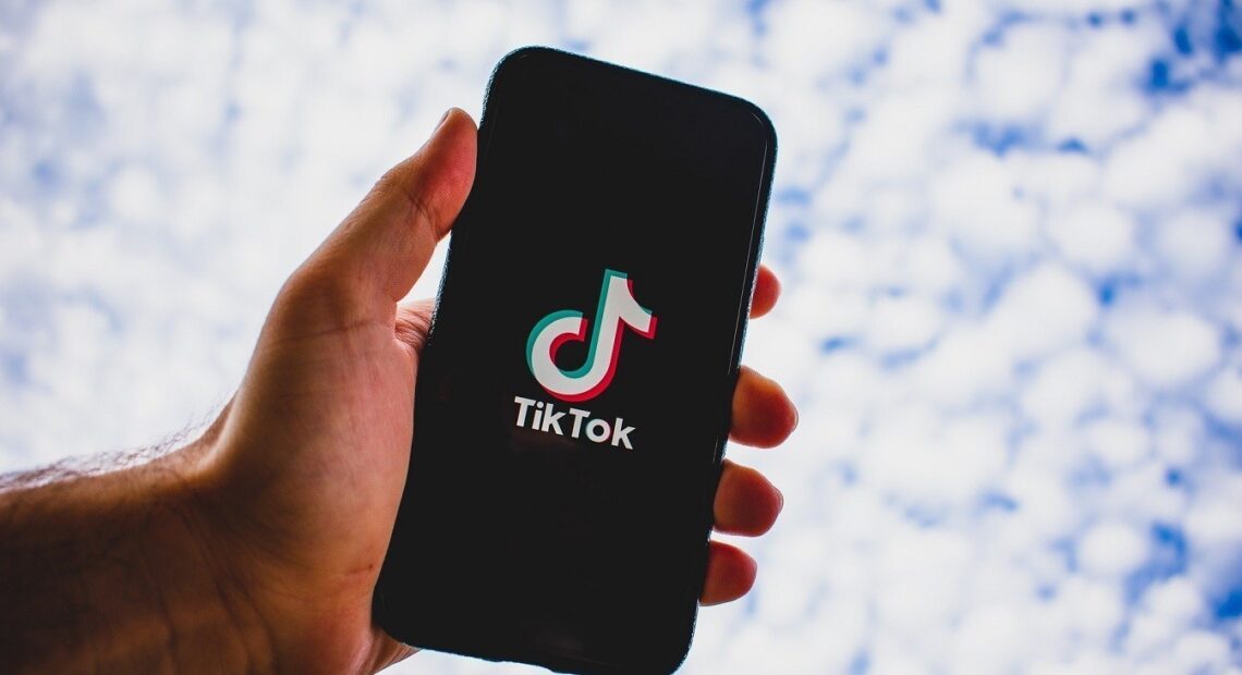 TikTok: Ενεργοποιεί νέα ρύθμιση για τους εθισμένους