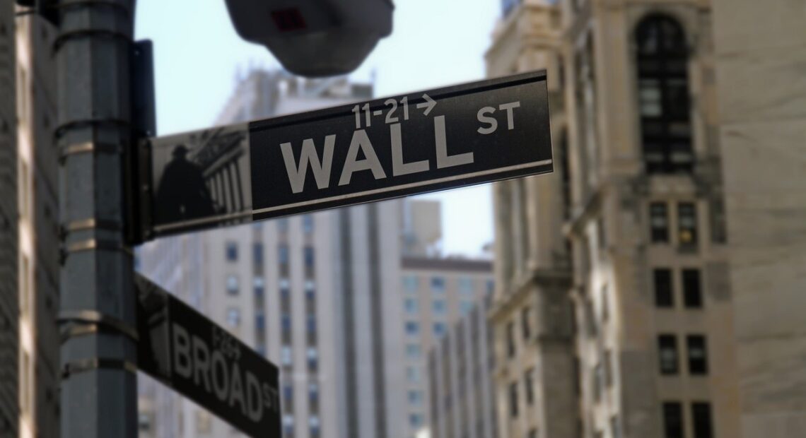 Wall Street: «Χαμηλές πτήσεις» στους δείκτες και στο βάθος αυξήσεις επιτοκίων από τη Fed