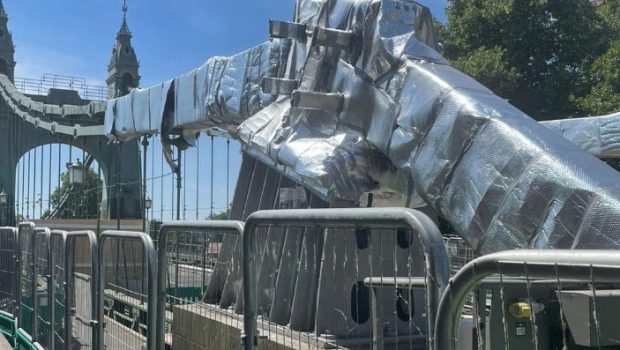 Bρετανία: Οι Αρχές τύλιξαν με αλουμινόχαρτο μεγάλη γέφυρα λόγω του καύσωνα