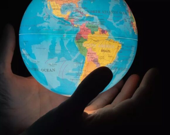 Αυτές είναι οι προβλέψεις τριών ειδικών για τις αγορές και την οικονομία