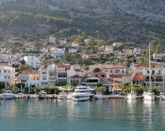 Αυτή η ελληνική κωμόπολη αποτελεί πόλο έλξης για τα γιοτ