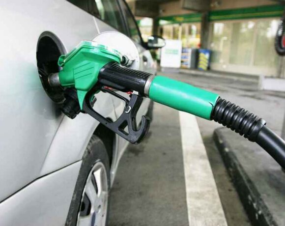Βενζίνη: Στα ύψη η τιμή της – Μειώθηκε έως και 20% η ζήτηση (vid)