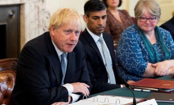 Βρετανία: Ο Μπόρις Τζόνσον το ξεκαθάρισε: «Δεν παραιτούμαι» – Οι δύο επιλογές που έδωσε στους υπουργούς του