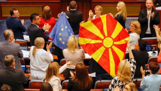 Βόρεια Μακεδονία: ΕΕ και ΗΠΑ χαιρετίζουν την έγκριση της πρότασης της ΕΕ από τη Βουλή της χώρας