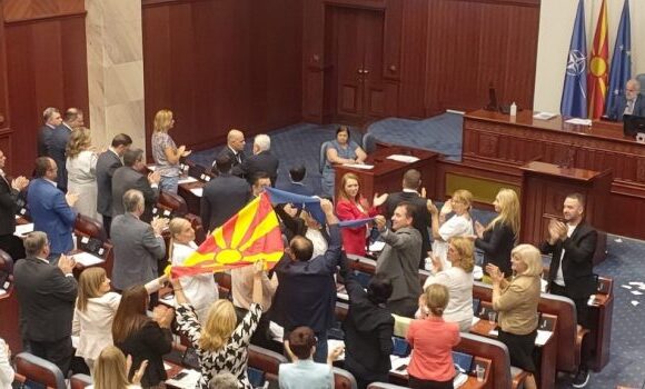 Βόρεια Μακεδονία: Η Βουλή ενέκρινε την πρόταση της ΕΕ για συμβιβασμό με τη Βουλγαρία