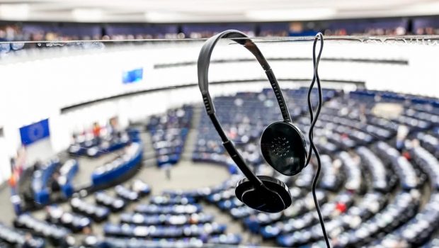 Ευρωβουλή: Αντάρτικο των διερμηνέων – Πέταξαν τα ακουστικά και αποχώρησαν