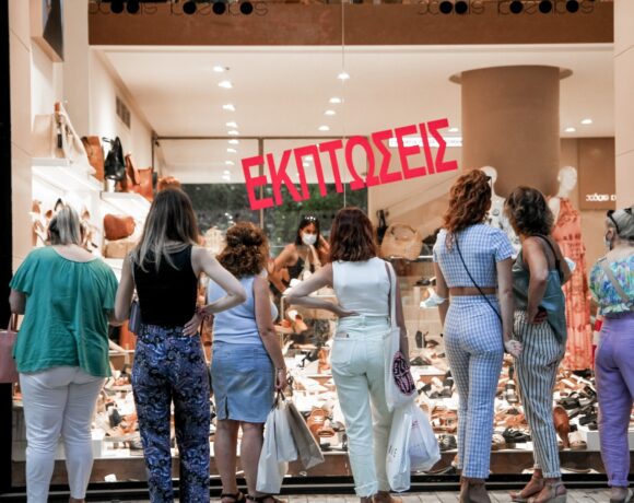 Θερινές εκπτώσεις: Πότε ξεκινούν – Ποια Κυριακή θα είναι ανοιχτά τα καταστήματα