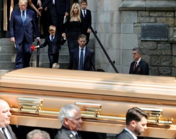 Ιβάνα Τραμπ: Τα παρατράγουδα στην κηδεία της και τα «μαχαίρια» για τα 100 εκ